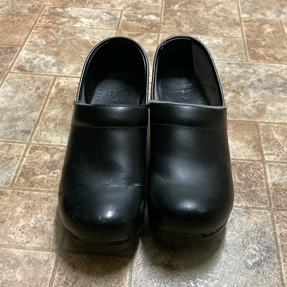 Black Dansko clogg shoes
